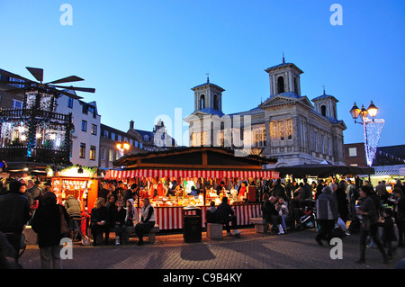 Deutscher Weihnachtsmarkt in der Abenddämmerung, Marktplatz, Kingston upon Thames, Royal Borough of Kingston upon Thames, Greater London, England, Vereinigtes Königreich Stockfoto
