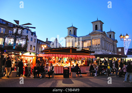 Deutscher Weihnachtsmarkt in der Abenddämmerung, Marktplatz, Kingston upon Thames, Royal Borough of Kingston upon Thames, Greater London, England, Vereinigtes Königreich Stockfoto