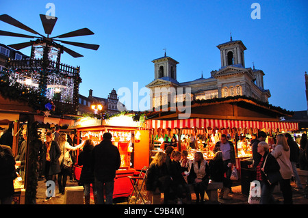 Deutscher Weihnachtsmarkt in der Abenddämmerung, Marktplatz, Kingston upon Thames, Royal Borough of Kingston upon Thames, Greater London, England, Vereinigtes Königreich Stockfoto