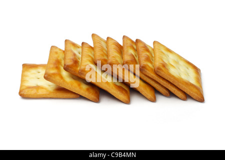 Reihe von quadratischen Cracker liegend auf weißem Hintergrund Stockfoto