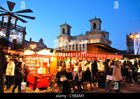 Deutscher Weihnachtsmarkt in der Abenddämmerung, Marktplatz, Kingston upon Thames, Royal Borough of Kingston upon Thames, Greater London, England, Vereinigtes Königreich Stockfoto