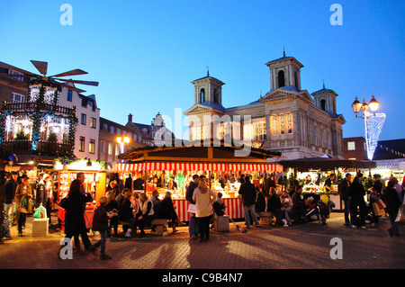 Deutscher Weihnachtsmarkt in der Abenddämmerung, Marktplatz, Kingston upon Thames, Royal Borough of Kingston upon Thames, Greater London, England, Vereinigtes Königreich Stockfoto
