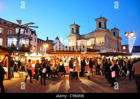 Deutscher Weihnachtsmarkt in der Abenddämmerung, Marktplatz, Kingston upon Thames, Royal Borough of Kingston upon Thames, Greater London, England, Vereinigtes Königreich Stockfoto