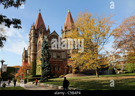 Universität von Toronto, Victoria College Gebäude mit Herbstfarben Stockfoto