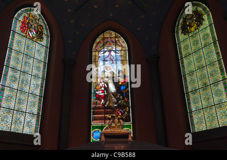 Der Sarkophag und Glasfenster von Karin Månsdotter, Königin von Schweden in Kankas Kapelle, Turku Dom Interieur. Finnland Stockfoto