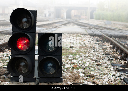 Ampel zeigt rotes Signal am Bahnhof. Rotes Licht Stockfoto