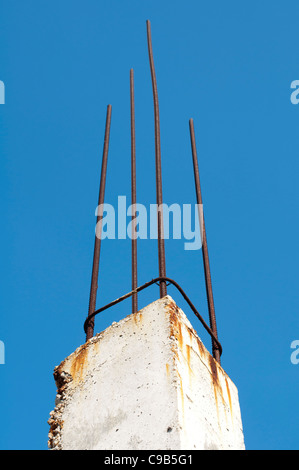 Alten Betonstahl ragen aus dem Beton. Blauer Himmelshintergrund Stockfoto