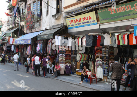 Läden, die Kleider und Shirts in Dinh Liet Street, Altstädte, Hanoi, Vietnam Stockfoto