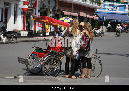 touristische Verhandlungen Tarif mit Cyclo-Fahrer in Hanoi, Vietnam Stockfoto