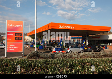 Ein Sainsbury Supermarkt Tankstelle in Nottingham, England, Vereinigtes Königreich Stockfoto