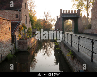 Am frühen Morgen Blick auf den Kanal am Ende des Arsenaalstraat nahe der südlichen Einfahrt zum Begijnhof, Brügge, Belgien. Stockfoto