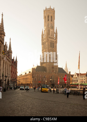 Belfort oder Glockenturm, die Brügger Hauptplatz, den Markt dominiert.  Brügge, Belgien. Stockfoto