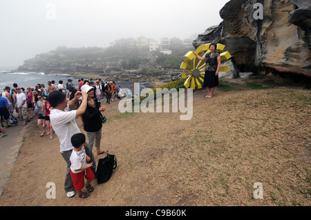 Hunderte von Menschen besuchen Skulpturen am Meer auf Sonntag, 20. November 2011, trotz unübliche Seenebel, Bondi, Sydney, Australien Stockfoto