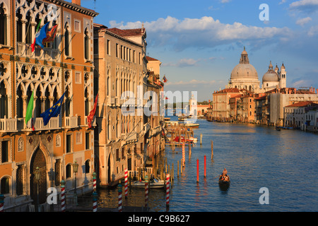 Sonnenuntergang in Venedig von der Accademia-Brücke mit Blick auf den Canal Grande Stockfoto