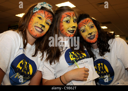 Damen bereiten für den 2011 Martlets Mitternacht Walk am Rennplatz Brighton, East Sussex, UK. Stockfoto