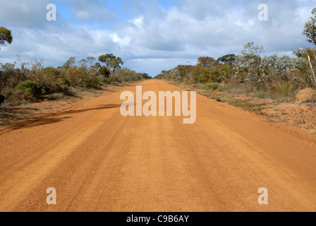 rote Piste vor South Coast Highway, Western Australia, Australien Stockfoto