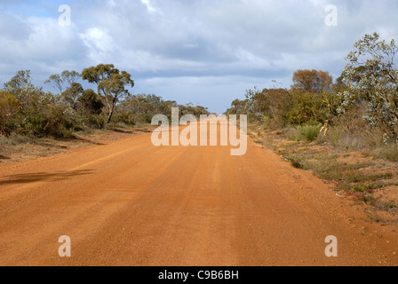 rote Piste vor South Coast Highway, Western Australia, Australien Stockfoto