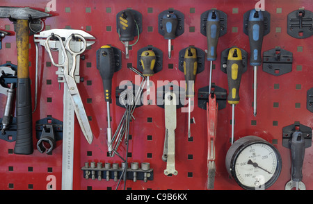 Satz das Arbeitswerkzeug am Stand. Einen Arbeitsplatz des Mechanikers Stockfoto