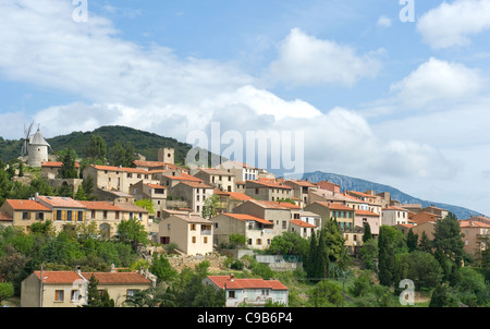 Cucugnan in den Corbières Hügeln des Pays Cathare war durch Alphonse Daudets "Briefe aus meiner Mühle" berühmt gemacht. Stockfoto