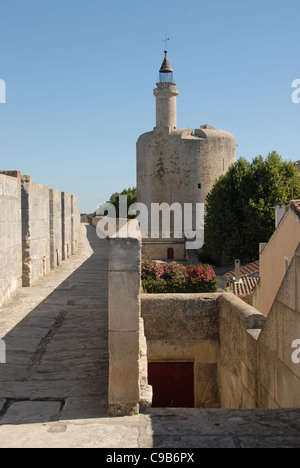 Die ummauerte alte Stadt von Aigues-Mortes in der Camargue im Gard, Languedoc-Roussillon mit Tour de Constance Stockfoto