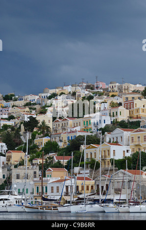 Nahende Gewitterwolken über Insel Symi, Griechenland Stockfoto