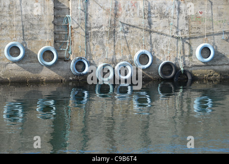 Pkw-Reifen verwendet als Ausschreibungen für Boote in der Fischerei Hafen Hasle an der nordwestlichen Küste der Ostsee-Insel Bornholm Stockfoto