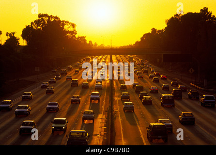 Ein Los Angeles Freeway ist voll mit Autos und andere Fahrzeuge, wie die Sonne während der Rush Hour homebound Verkehr in Süd-Kalifornien, USA. Stockfoto