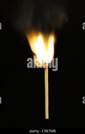 Brennen Sie Spiel. Ein Foto von dem Moment der Zündung eines Spiels Stockfoto