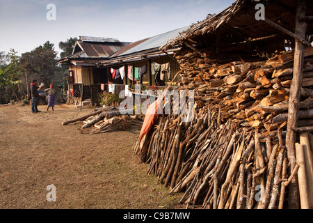 Indien, Nagaland, Longkhum, Lagern von Brennholz gestapelt im Tierheim außerhalb Dorfhaus Stockfoto