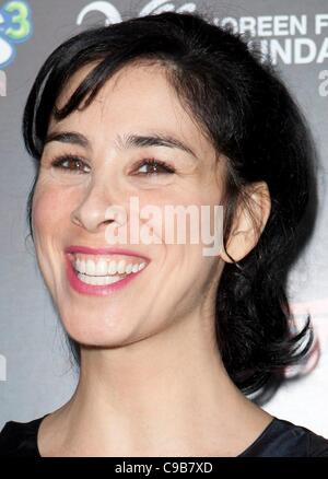 Sarah Silverman im Ankunftsbereich für Variety 2. jährlichen Power of Comedy Event, Hollywood Palladium, Los Angeles, CA 19. November 2011. Foto von: Emiley Schweich/Everett Collection Stockfoto