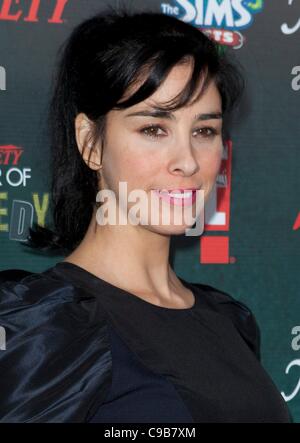 Sarah Silverman im Ankunftsbereich für Variety 2. jährlichen Power of Comedy Event, Hollywood Palladium, Los Angeles, CA 19. November 2011. Foto von: Emiley Schweich/Everett Collection Stockfoto