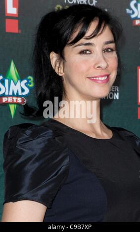 Sarah Silverman im Ankunftsbereich für Variety 2. jährlichen Power of Comedy Event, Hollywood Palladium, Los Angeles, CA 19. November 2011. Foto von: Emiley Schweich/Everett Collection Stockfoto