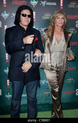 Gene Simmons, Shannon Tweed im Ankunftsbereich für Variety 2. jährlichen Power of Comedy Event, Hollywood Palladium, Los Angeles, CA 19. November 2011. Foto von: Emiley Schweich/Everett Collection Stockfoto