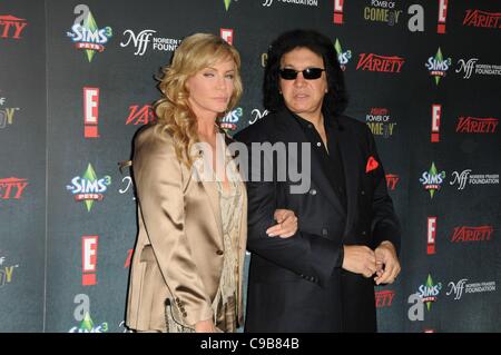 Gene Simmons, Shannon Tweed im Ankunftsbereich für Variety 2. jährlichen Power of Comedy Event, Hollywood Palladium, Los Angeles, CA 19. November 2011. Foto von: Dee Cercone/Everett Collection Stockfoto