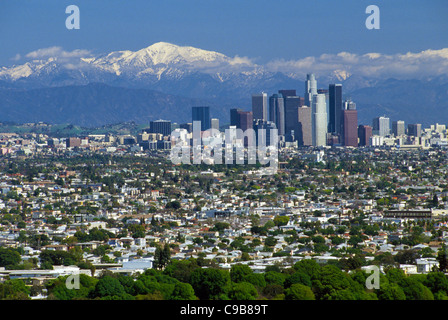 Die beeindruckende Skyline von Downtown Los Angeles sticht gegen den schneebedeckten San Gabriel Mountains im südlichen Kalifornien, USA. Stockfoto