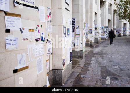 Besetzen London Demonstranten haben fallen die Wände der Gebäude und Geschäfte rund um St Pauls Cathedral mit anti-Kapitalismus-Plakate, Nachrichten und Graffiti zu ihrer Botschaft zu vermitteln, die Weitergabe öffentlich, London, Großbritannien 18. November 2011 Stockfoto