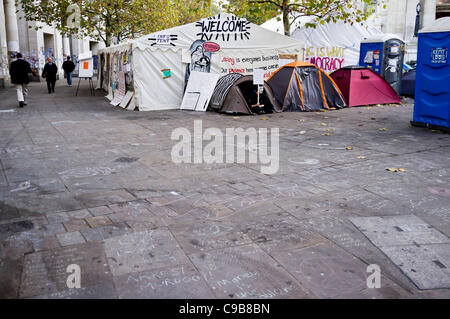 Besetzen London Demonstranten haben fallen die Wände der Gebäude und Geschäfte rund um St Pauls Cathedral mit anti-Kapitalismus-Plakate, Nachrichten und Graffiti zu ihrer Botschaft zu vermitteln, die Weitergabe öffentlich, London, Großbritannien 18. November 2011 Stockfoto