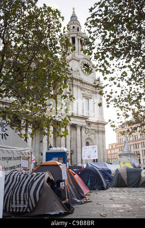 Besetzen London Demonstranten haben fallen die Wände der Gebäude und Geschäfte rund um St Pauls Cathedral mit anti-Kapitalismus-Plakate, Nachrichten und Graffiti zu ihrer Botschaft zu vermitteln, die Weitergabe öffentlich, London, Großbritannien 18. November 2011 Stockfoto