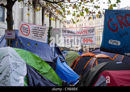 Besetzen London Demonstranten haben fallen die Wände der Gebäude und Geschäfte rund um St Pauls Cathedral mit anti-Kapitalismus-Plakate, Nachrichten und Graffiti zu ihrer Botschaft zu vermitteln, die Weitergabe öffentlich, London, Großbritannien 18. November 2011 Stockfoto