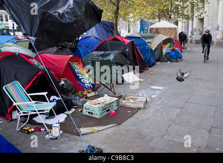 Besetzen London Demonstranten haben fallen die Wände der Gebäude und Geschäfte rund um St Pauls Cathedral mit anti-Kapitalismus-Plakate, Nachrichten und Graffiti zu ihrer Botschaft zu vermitteln, die Weitergabe öffentlich, London, Großbritannien 18. November 2011 Stockfoto