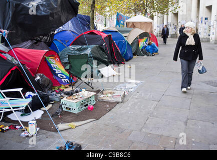 Besetzen London Demonstranten haben fallen die Wände der Gebäude und Geschäfte rund um St Pauls Cathedral mit Anti-Kapitalismus-Plakaten, Nachrichten und Graffiti zu ihrer Botschaft zu vermitteln, die Weitergabe öffentlich, London, Großbritannien 18. November 2011 Stockfoto