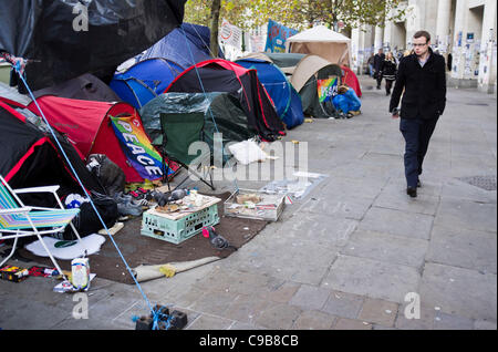 Besetzen London Demonstranten haben fallen die Wände der Gebäude und Geschäfte rund um St Pauls Cathedral mit Anti-Kapitalismus-Plakaten, Nachrichten und Graffiti zu ihrer Botschaft zu vermitteln, die Weitergabe öffentlich, London, Großbritannien 18. November 2011 Stockfoto