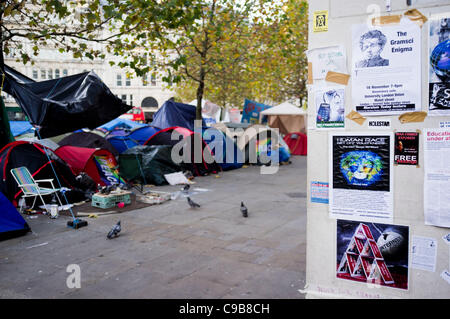 Besetzen London Demonstranten haben fallen die Wände der Gebäude und Geschäfte rund um St Pauls Cathedral mit anti-Kapitalismus-Plakate, Nachrichten und Graffiti zu ihrer Botschaft zu vermitteln, die Weitergabe öffentlich, London, Großbritannien 18. November 2011 Stockfoto