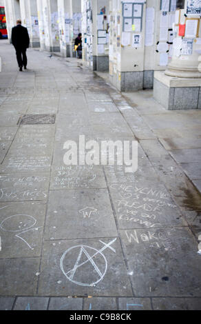 Besetzen London Demonstranten haben fallen die Wände der Gebäude und Geschäfte rund um St Pauls Cathedral mit anti-Kapitalismus-Plakate, Nachrichten und Graffiti zu ihrer Botschaft zu vermitteln, die Weitergabe öffentlich, London, Großbritannien 18. November 2011 Stockfoto