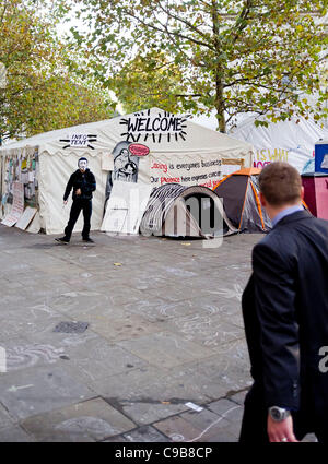 Besetzen London Demonstranten haben fallen die Wände der Gebäude und Geschäfte rund um St Pauls Cathedral mit anti-Kapitalismus-Plakate, Nachrichten und Graffiti zu ihrer Botschaft zu vermitteln, die Weitergabe öffentlich, London, Großbritannien 18. November 2011 Stockfoto