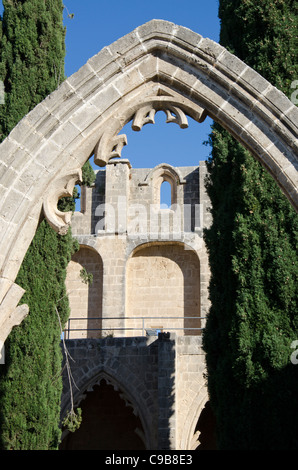 Blick auf einem einzigen gotischen Bogen in Bellapais Abbey, Nord-Zypern Stockfoto