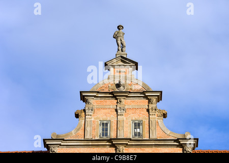 Reich verzierte Dachgeschoss eines Mietshauses in der alten Stadt Danzig, Polen Stockfoto