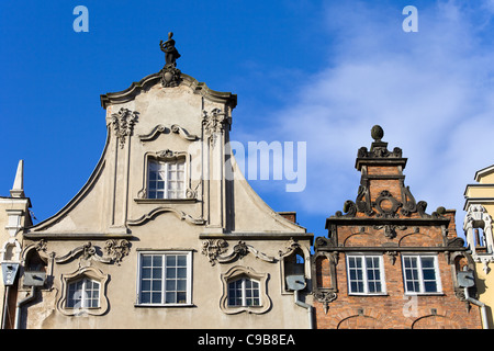 Reich verzierte oben auf ein Wohnhaus befindet sich in der alten Stadt Danzig, Polen Stockfoto