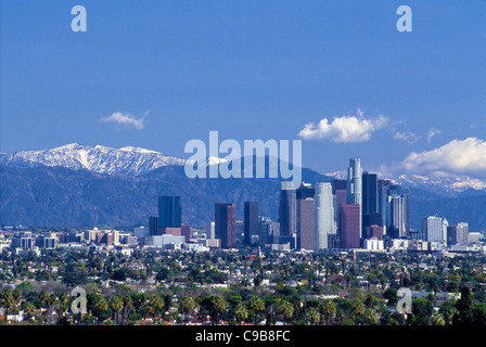 Die beeindruckende Skyline von Downtown Los Angeles hebt sich von den schneebedeckten San Gabriel Mountains im Winter in Süd-Kalifornien, USA. Stockfoto