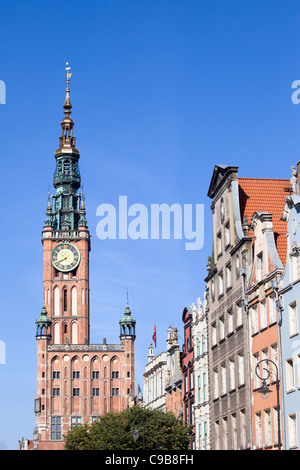 Rathaus (Polnisch: ratusz Glownego Miasta) und Wohnhäuser in der Altstadt von Danzig in Polen Stockfoto